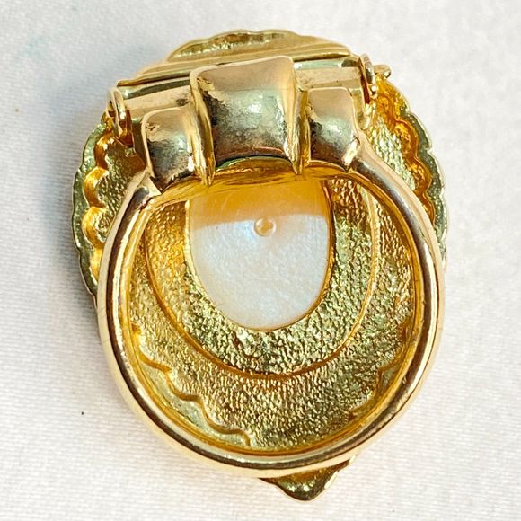 Scarf Ring Scalloped Gold Tone Frame With Central Imitation Oval Pearl - Picture 5 of 6